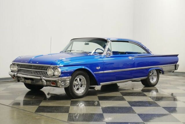 Ford Galaxie 1961 image number 29