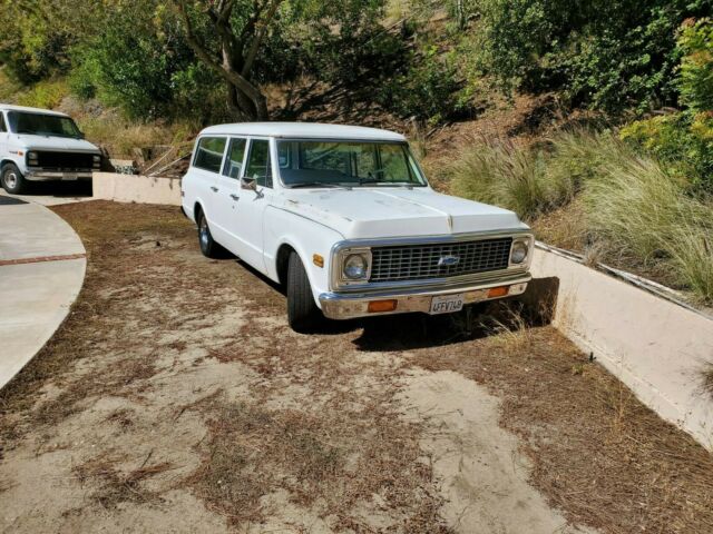 Chevrolet Suburban 1972 image number 0