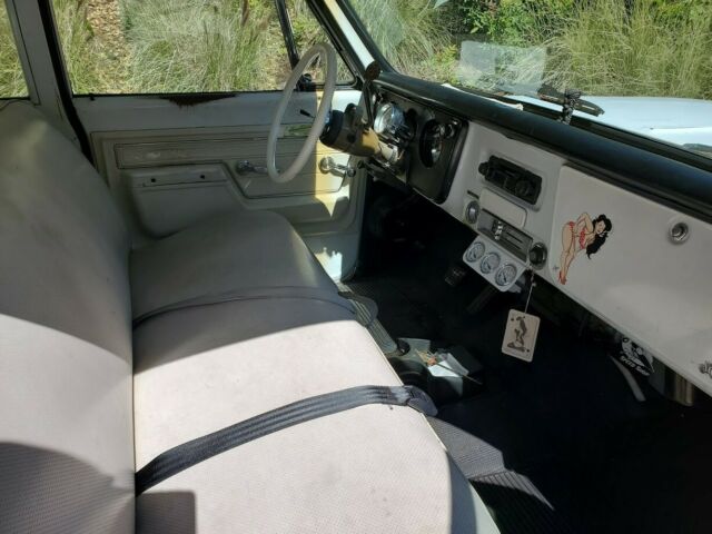 Chevrolet Suburban 1972 image number 2