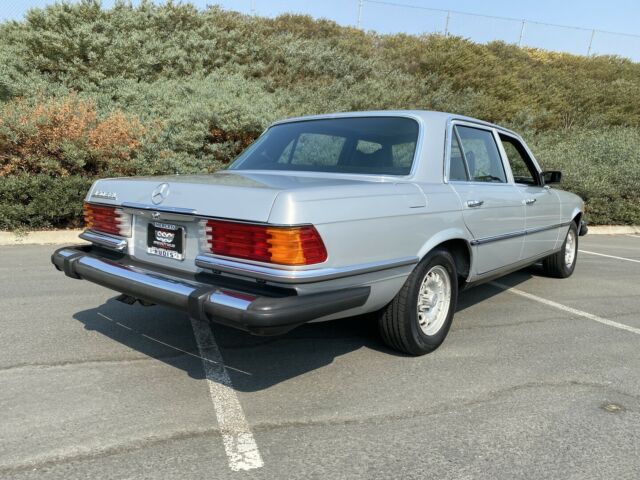 Mercedes-Benz 400-Series 1979 image number 10