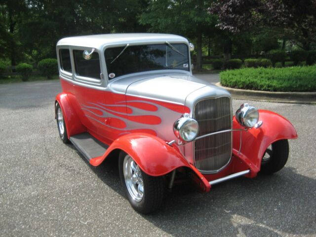 Ford 2-Door Sedan 1932 image number 0