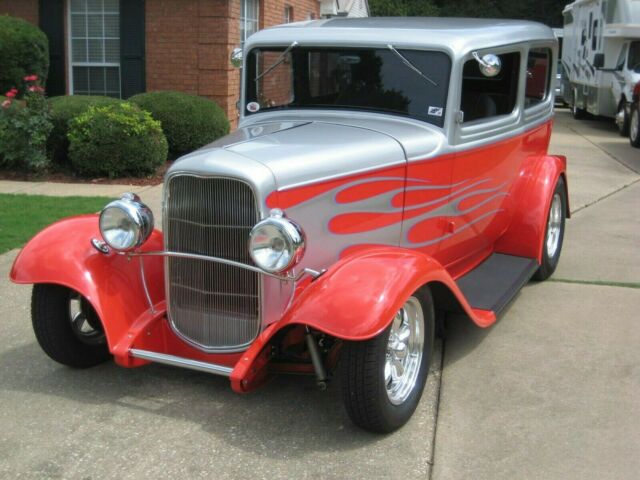 Ford 2-Door Sedan 1932 image number 2