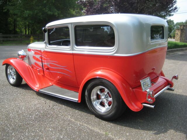 Ford 2-Door Sedan 1932 image number 30