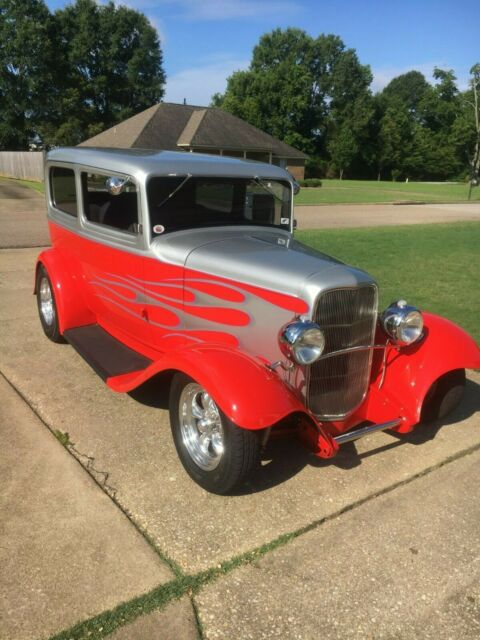 Ford 2-Door Sedan 1932 image number 4