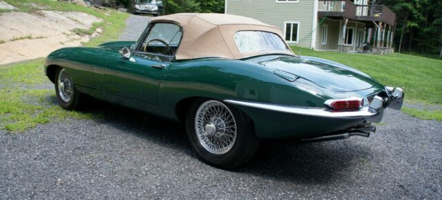 Jaguar E-Type 1961 image number 30