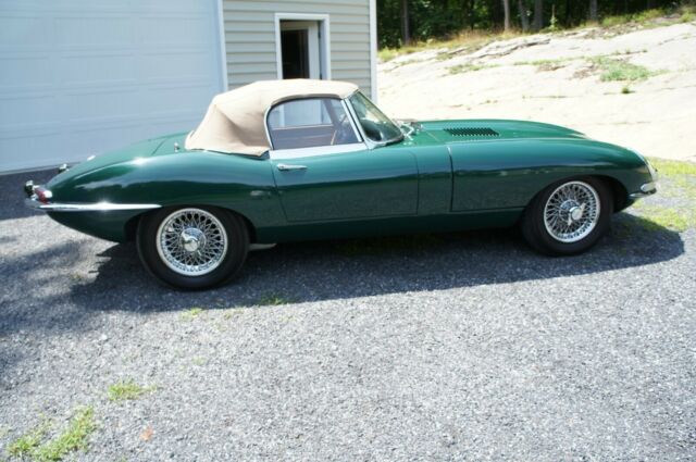 Jaguar E-Type 1961 image number 4