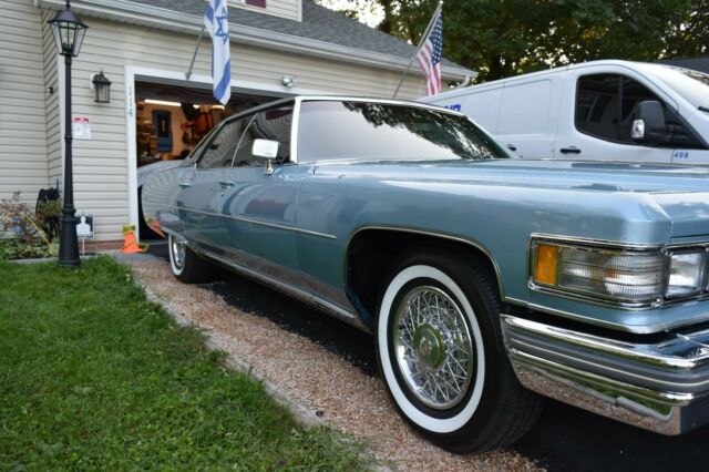 Cadillac DeVille 1976 image number 0