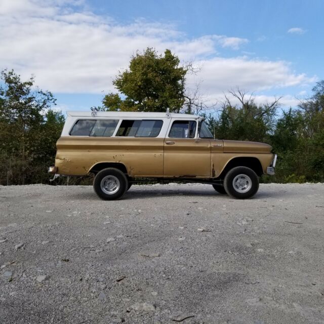 Chevrolet Suburban 1962 image number 0