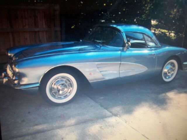 Chevrolet Corvette 1960 image number 23