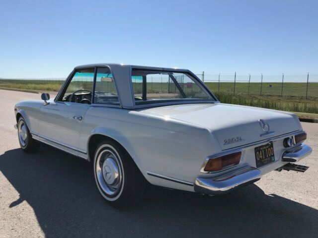 Mercedes-Benz 200-Series 1966 image number 18