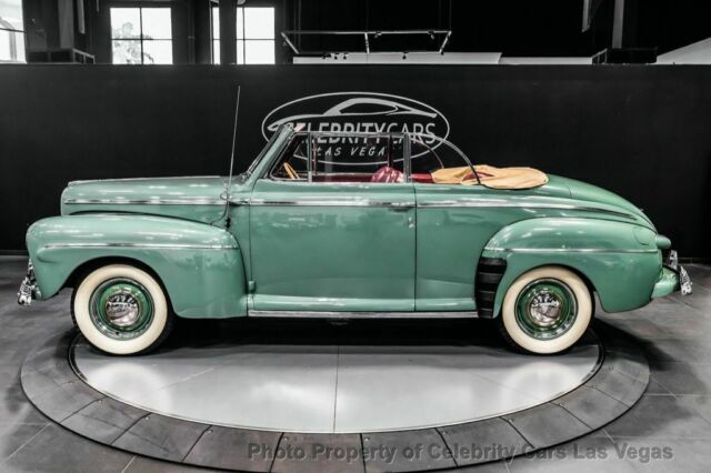 Ford Super Deluxe Convertible 1942 image number 11