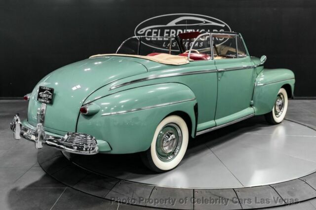 Ford Super Deluxe Convertible 1942 image number 2