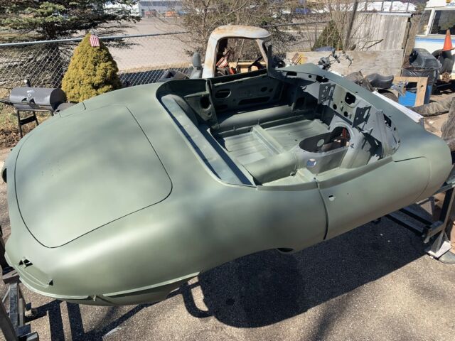 Jaguar E-Type 1966 image number 22