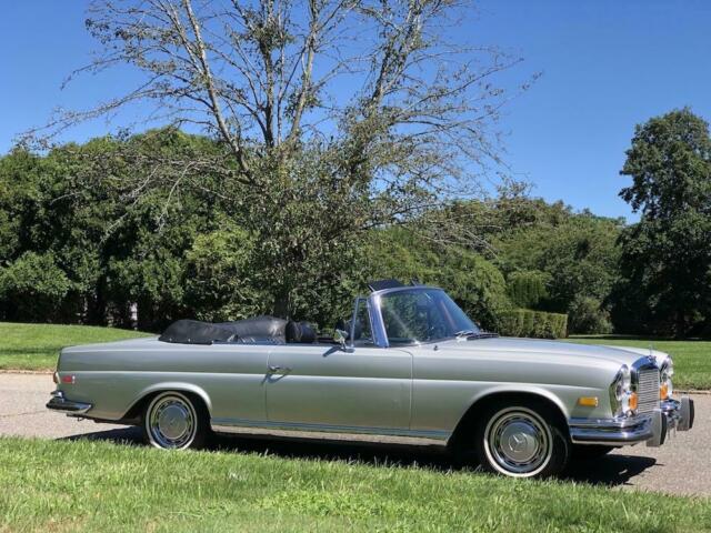 Mercedes-Benz 200-Series 1970 image number 26