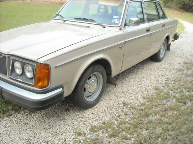 Volvo 240 1979 image number 0