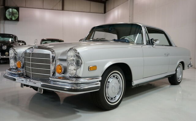 Mercedes-Benz 200-Series 1971 image number 2