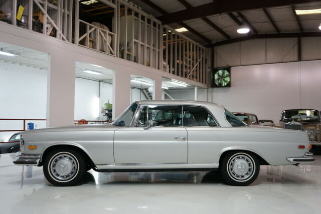 Mercedes-Benz 200-Series 1971 image number 28