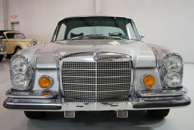 Mercedes-Benz 200-Series 1971 image number 3