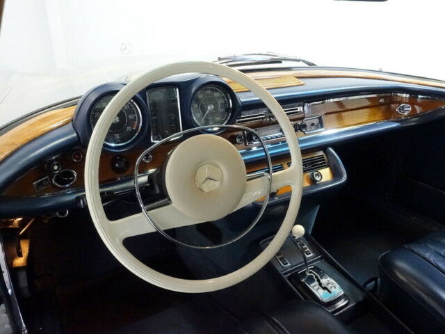 Mercedes-Benz 200-Series 1971 image number 30