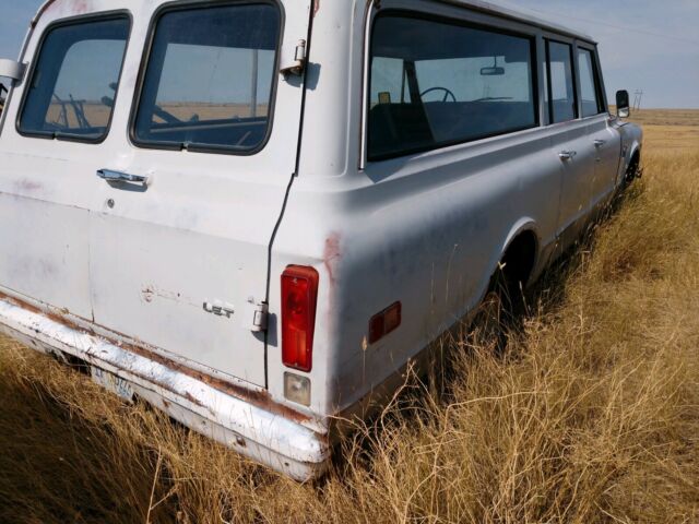 Chevrolet Suburban 1968 image number 2