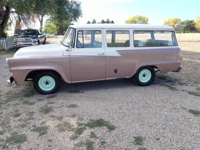 International Harvester Travelall 1961 image number 0