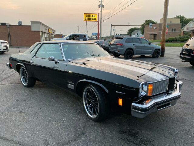 Oldsmobile Cutlass Supreme Classic 1975 image number 1