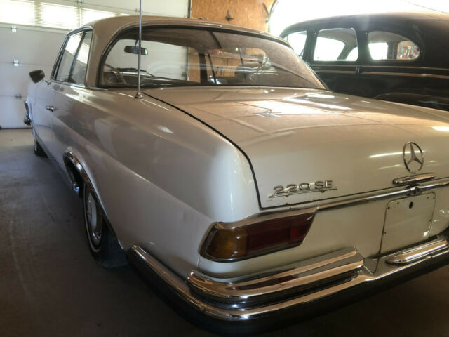 Mercedes-Benz 220 SE 1965 image number 18