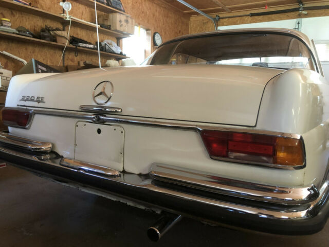 Mercedes-Benz 220 SE 1965 image number 19