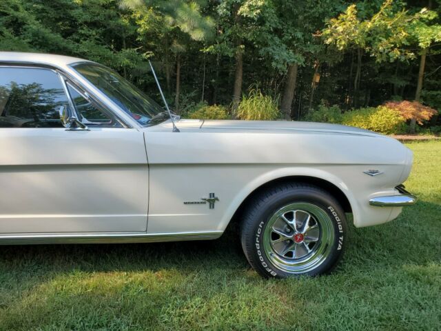 Ford Mustang 1965 image number 23