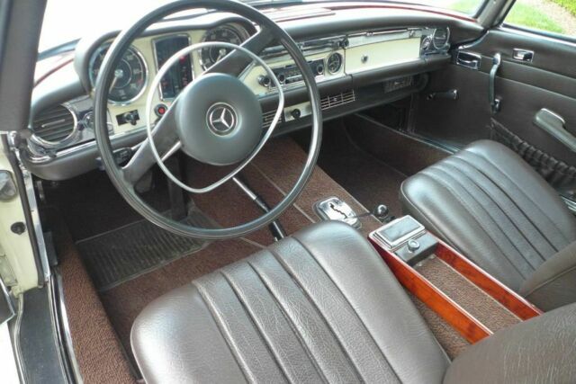 Mercedes-Benz SL-Class 1971 image number 33