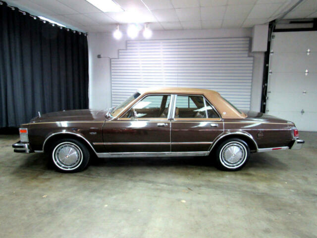 Chrysler LeBaron 1978 image number 1