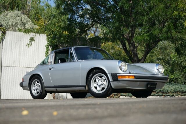 Porsche 911 1975 image number 10