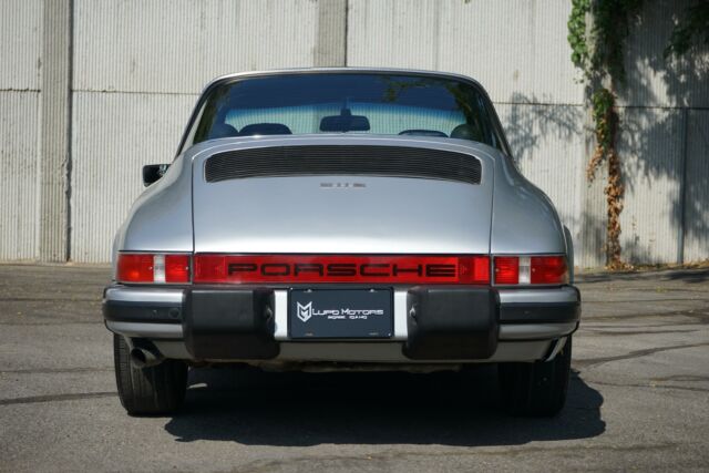 Porsche 911 1975 image number 19