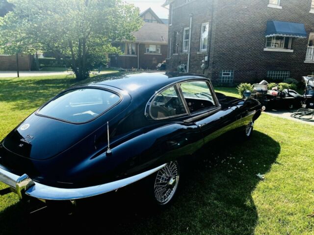 Jaguar E-Type 1970 image number 30