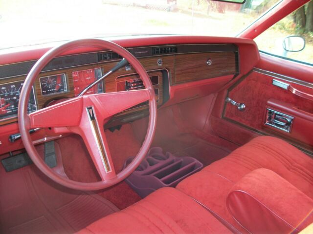 Pontiac Bonneville 1977 image number 20