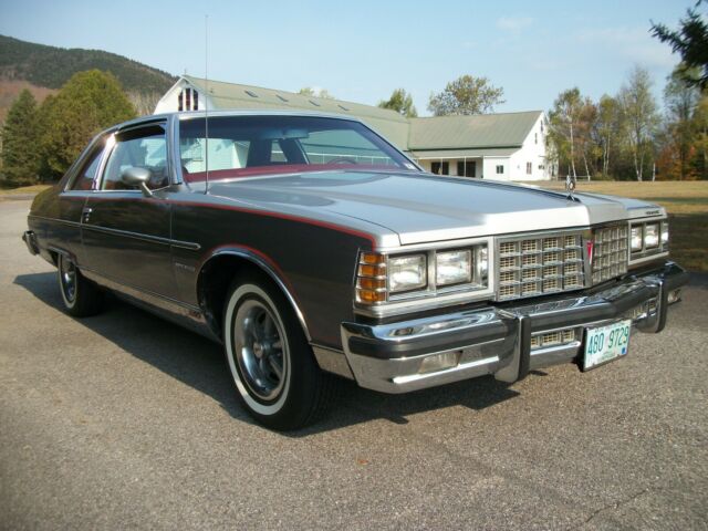 Pontiac Bonneville 1977 image number 27