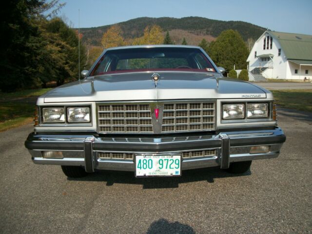 Pontiac Bonneville 1977 image number 28