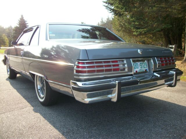 Pontiac Bonneville 1977 image number 31