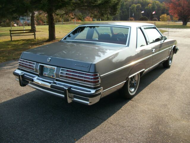 Pontiac Bonneville 1977 image number 32