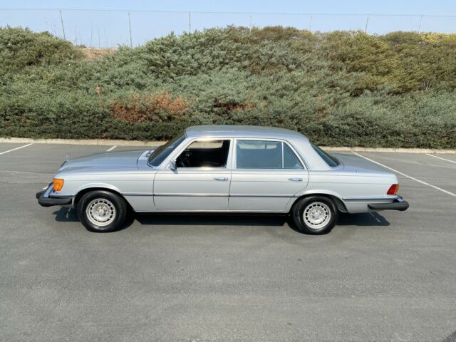 Mercedes-Benz 400-Series 1979 image number 27