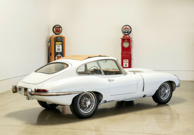 Jaguar E-Type 1962 image number 2