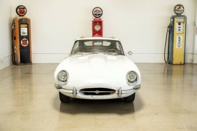 Jaguar E-Type 1962 image number 31