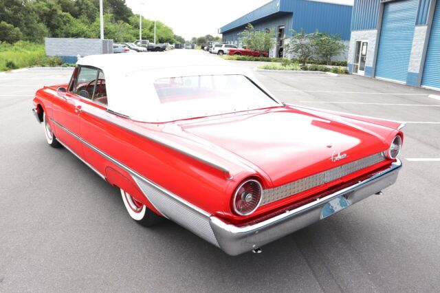 Ford Galaxie 1961 image number 26