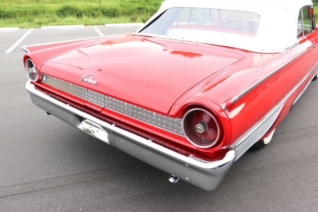 Ford Galaxie 1961 image number 28