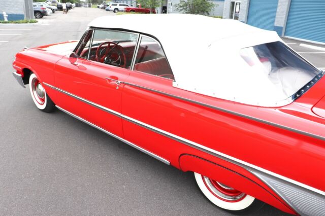 Ford Galaxie 1961 image number 29