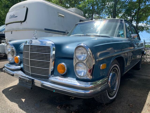 Mercedes-Benz 200-Series 1972 image number 0