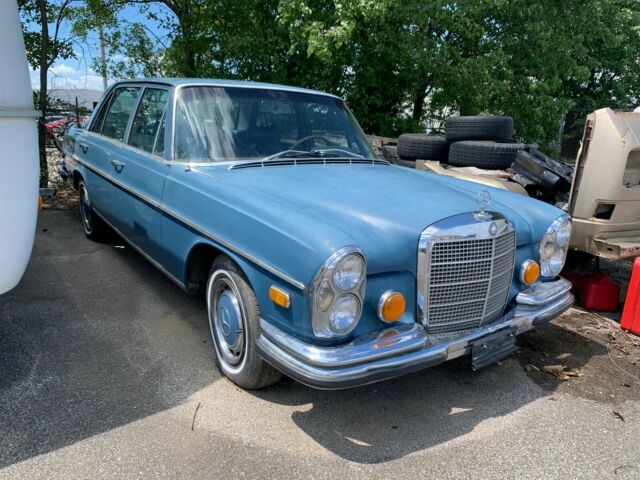 Mercedes-Benz 200-Series 1972 image number 1