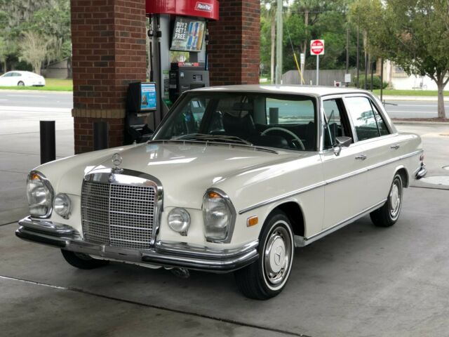 Mercedes-Benz 300-Series 1970 image number 40