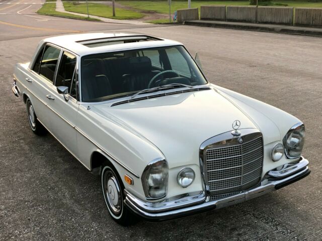 Mercedes-Benz 300-Series 1970 image number 45