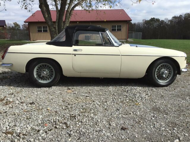 MG MGB 1965 image number 0